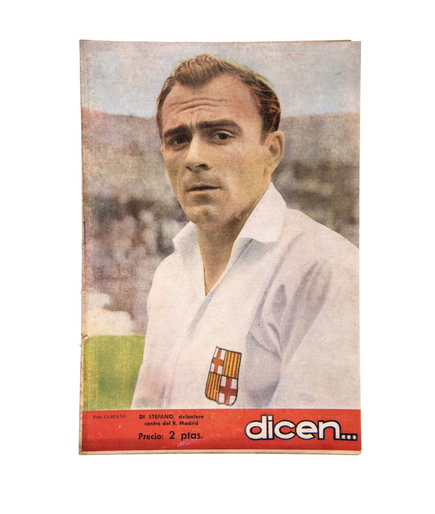 DICEN 1953. DI STEFANO CON EL ESCUDO DE BARCELONA