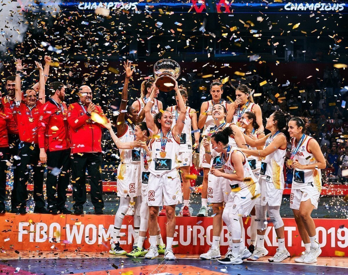 Celebración jugadoras de baloncesto Sonia Cañada