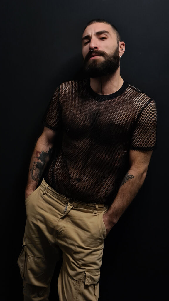 Calo es body Piercer y co-fundador de The Cube Tattoo.